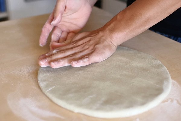 Ấn bột mì soba thành miếng tròn đều
