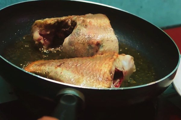 Áp chảo cá diêu hồng vàng đều các mặt
