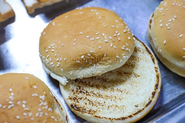 Áp chảo vỏ bánh hamburger bò cắt đôi