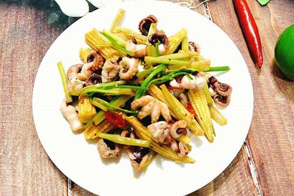 Bạch tuộc xào hành tây ngon miệng và đầy màu sắc