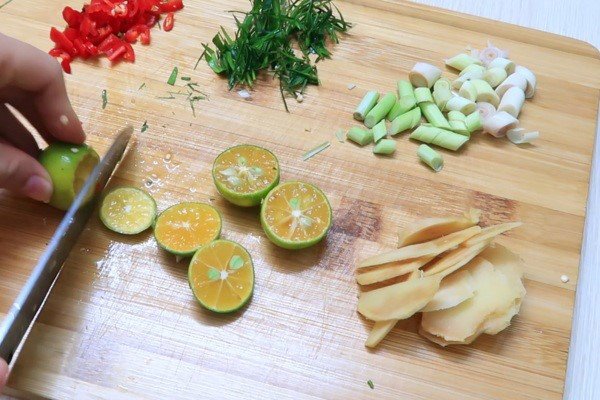 Băm nhuyễn gừng sả ớt chuẩn bị làm nước chấm ốc