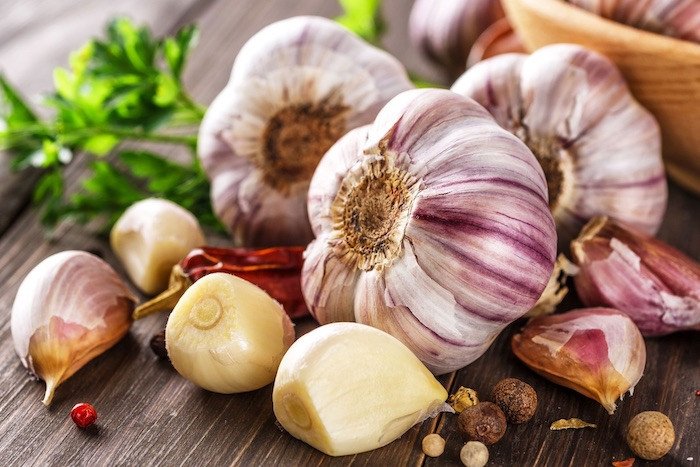 Băm nhuyễn tỏi để làm sốt phô mai cho món tôm nướng