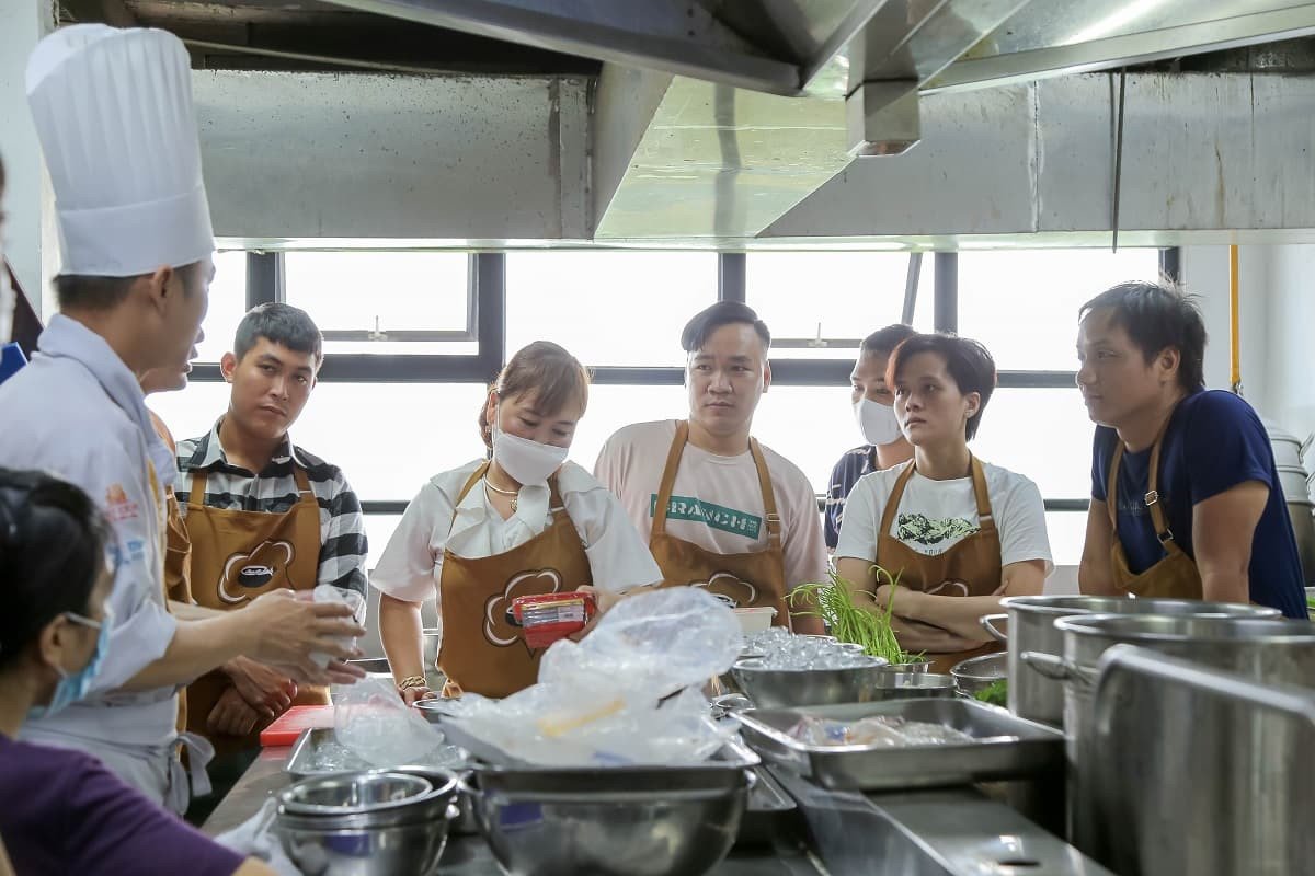 Bàn tiệc lẩu nướng đầy ắp nguyên liệu tươi ngon