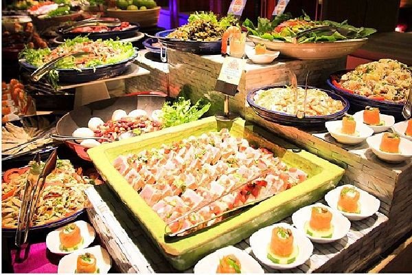 Bí Quyết Lập Thực Đơn Và Tổ Chức Tiệc Đứng Chuyên Nghiệp Bàn tiệc với các món ăn nhỏ đa dạng, phù hợp thực đơn tiệc đứng buffet