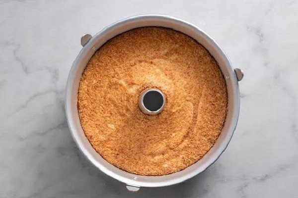 Bánh Angel Food Cake đang được nướng vàng ươm