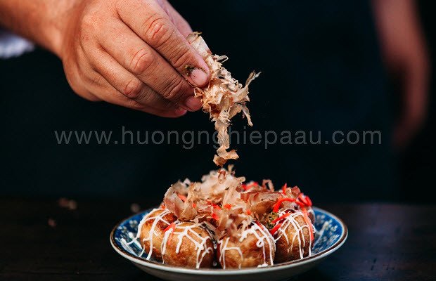 Bánh bạch tuộc Takoyaki nóng hổi với sốt và cá bào