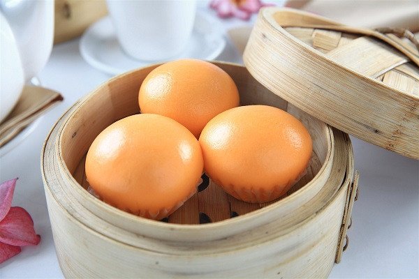 Bánh bao kim sa nóng hổi với nhân trứng muối béo ngậy