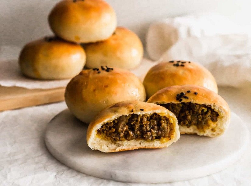 Bánh bao nướng vàng ươm với lớp vỏ giòn rụm