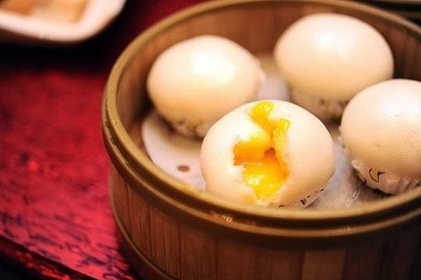 Bánh bao sữa trứng vàng ươm, nhân kem sữa chảy mềm mịn