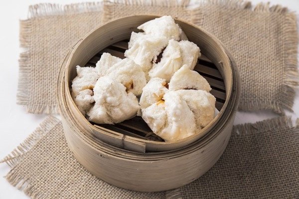 Bánh bao xá xíu trắng mịn, nhân thịt xá xíu đỏ nâu hấp dẫn
