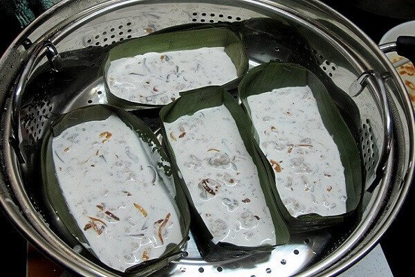 Bánh bèo Hải Phòng đang được hấp trong nồi