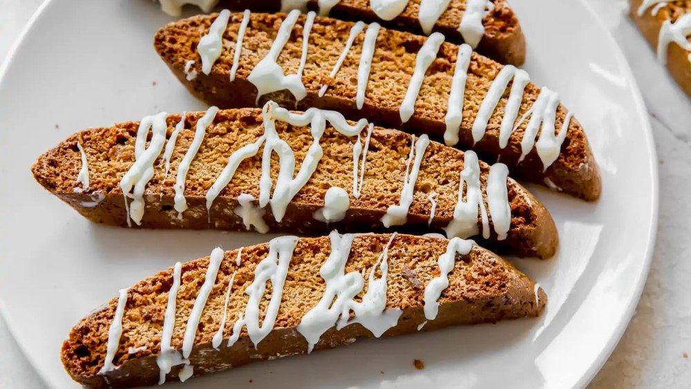 Bánh biscotti gừng thơm nồng, được cắt lát đều, nướng giòn bằng nồi chiên không dầu.