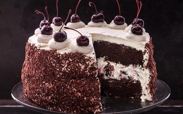 Bánh Black Forest Đức với trái anh đào mọng nước từ Rừng Đen