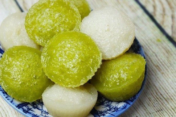 Bánh bò xốp nước cốt dừa vàng ươm với nhiều lỗ khí rễ tre đẹp mắt