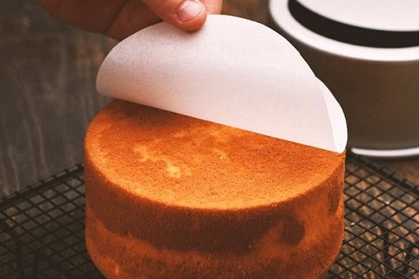 Bánh bông lan chay vàng óng mới nướng ra khỏi lò