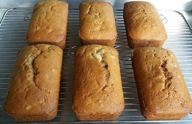 Bánh bông lan chuối vàng ươm sau khi nướng