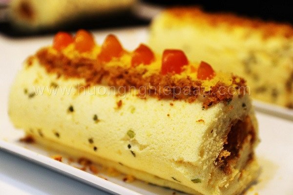 Bánh bông lan cuộn Scallion Pork Floss Roll hấp dẫn với chà bông và trứng muối