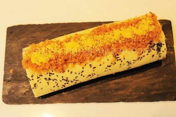 Bánh bông lan cuộn Scallion Pork Floss Roll với nhân mặn đặc trưng Đài Loan