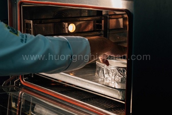 Bánh bông lan Mikko đang được nướng vàng đều trong lò