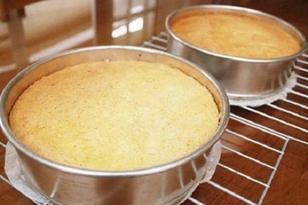 Bánh bông lan nở vàng xốp mềm làm bằng lò vi sóng