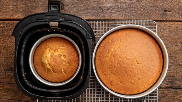 Bánh bông lan thành phẩm mềm xốp, thơm ngon từ nồi chiên không dầu