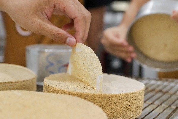 Bánh bông lan trà sữa trân châu đen hấp dẫn, cốt bánh mềm xốp