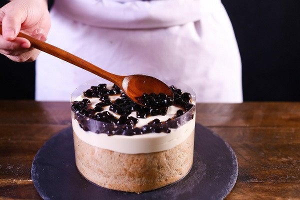 Bánh bông lan trà sữa trân châu đường đen hoàn chỉnh và các thành phần chính