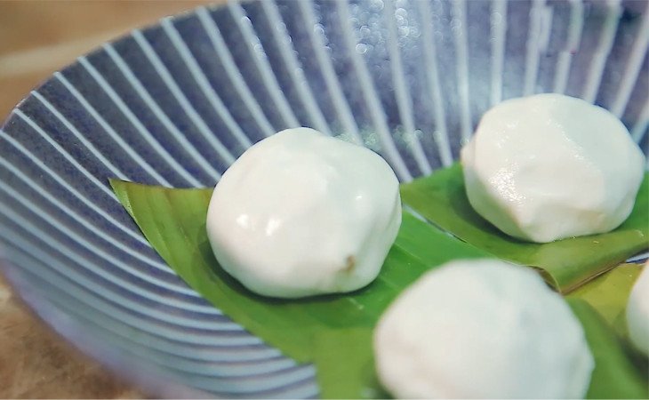 Bánh bột nếp nhân tôm thịt hấp đã chín