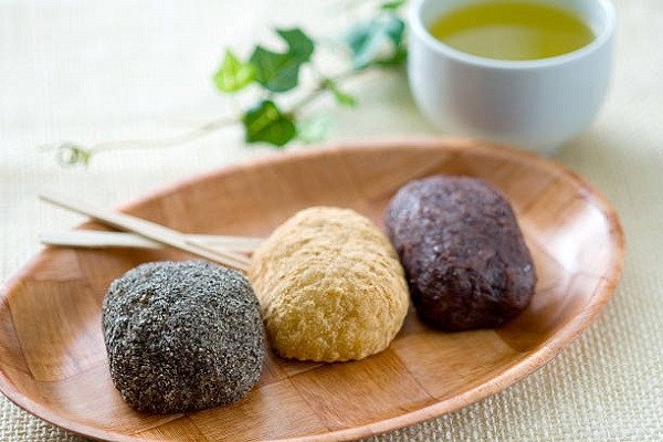 bánh BotaMochi và Ohagi dâng cúng tổ tiên
