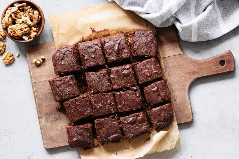 Bánh Brownie hạnh nhân thơm ngon với lớp hạt giòn tan, nướng thành công bằng nồi chiên không dầu