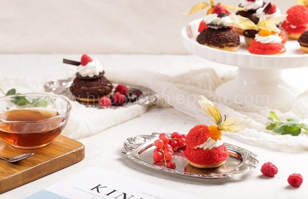 Bánh Choux vỏ cookie đỏ đẹp mắt