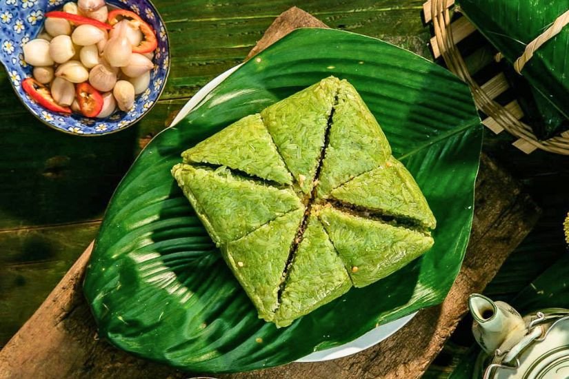 Bánh chưng được cắt thành miếng vuông vắn bằng dây