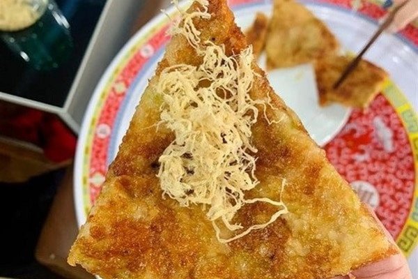 Bánh chưng rán ăn kèm chà bông thơm ngon, gia tăng hương vị cho món ăn