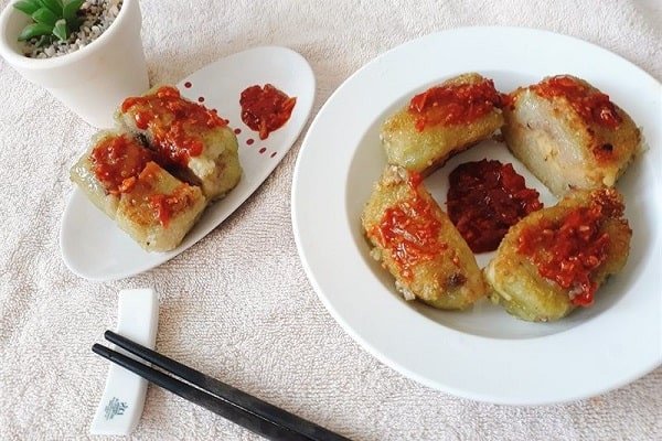 Bánh chưng rán chấm sốt chua ngọt hấp dẫn, vị lạ miệng xua tan cảm giác ngán