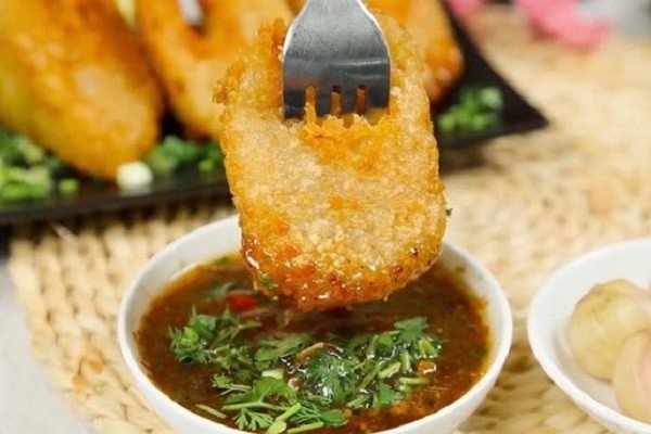 Bánh chưng rán giòn ăn kèm sốt tiêu đen cay nồng, đậm đà hương vị