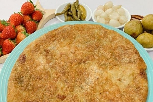 Bánh chưng rán kết hợp dưa món, dưa kiệu chua ngọt giúp chống ngán hiệu quả