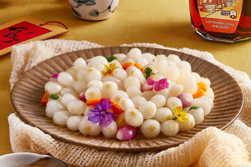 Bánh chưng rán thường được ăn kèm với dưa món hoặc củ kiệu