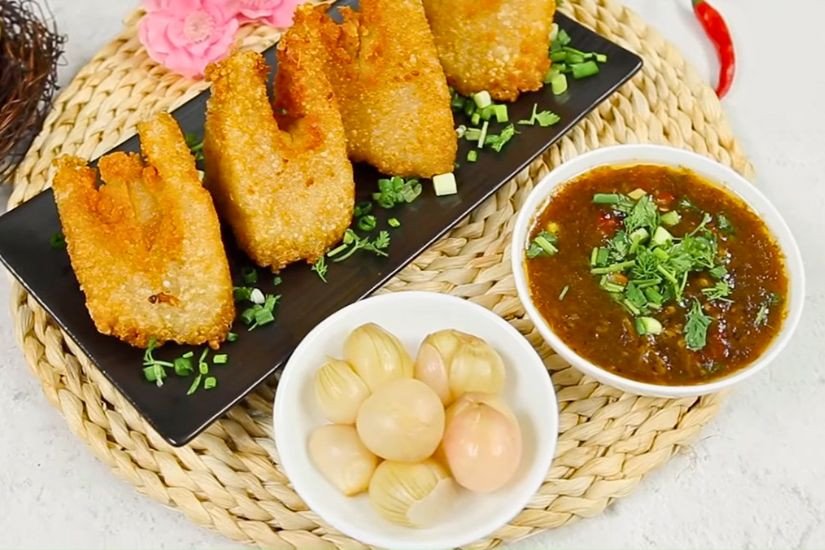 Bánh chưng rán vàng giòn sau khi nướng bằng nồi chiên không dầu