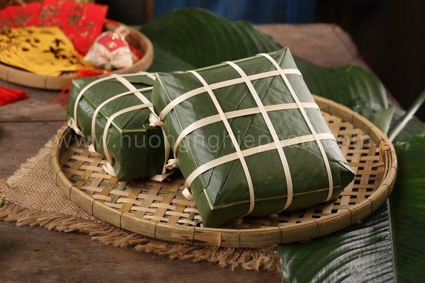 Bánh chưng và bánh giầy truyền thống trên mâm cúng tổ tiên ngày Tết