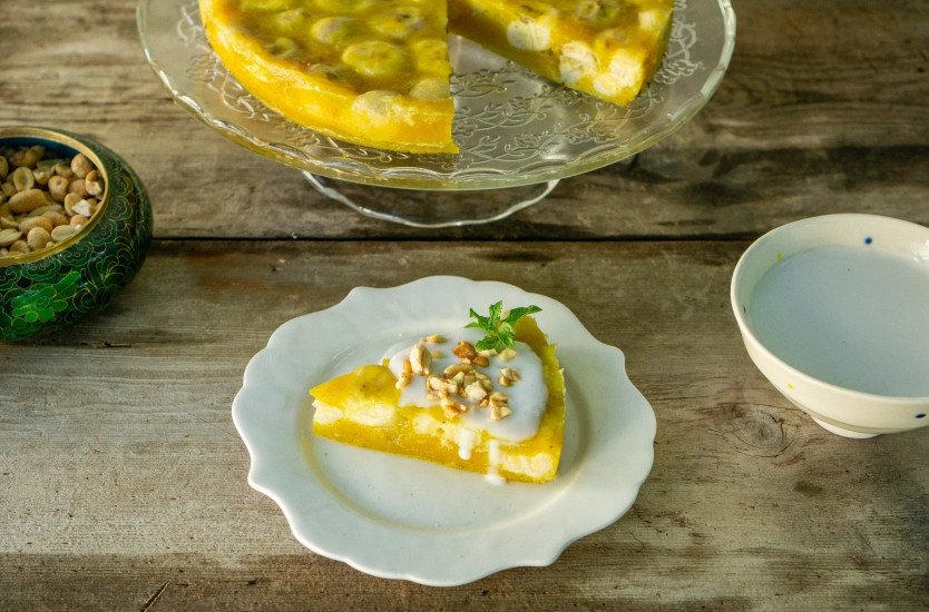 Bánh Chuối Hấp Nước Cốt Dừa: Bí Quyết Dẻo Mịn Hoàn Hảo Bánh chuối hấp nước cốt dừa vàng óng, dẻo thơm, rắc mè rang và dừa sợi
