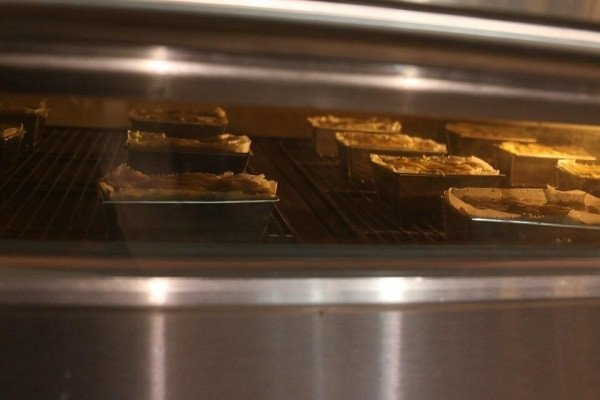 Bánh chuối nướng vàng đều trong lò chuẩn bị thưởng thức