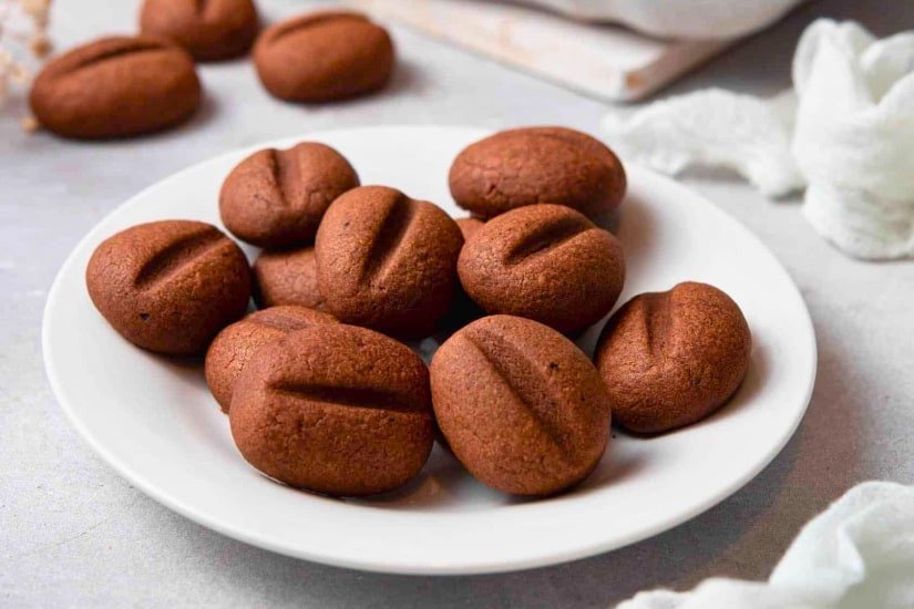 Bánh cookie cà phê giòn rụm với lớp phủ socola béo ngậy