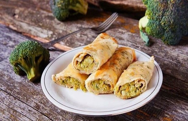 Bánh Crepe mặn với phần nhân thịt và rau củ tươi ngon