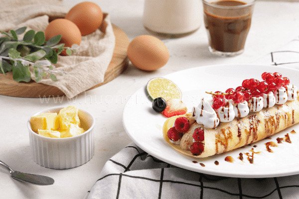 Bánh crepe trái cây tươi mát, lớp vỏ mỏng mịn