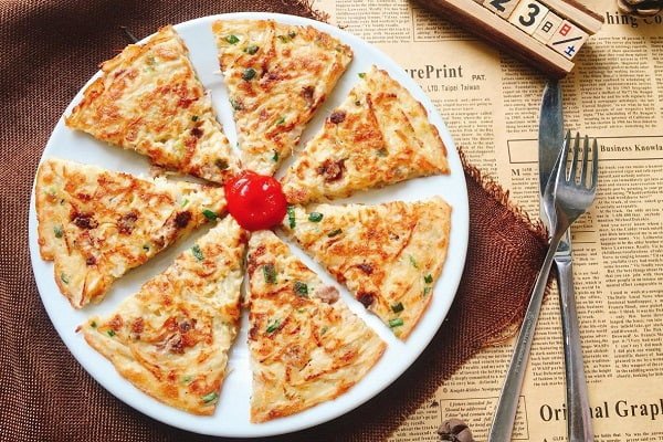 Bánh củ cải chiên vàng giòn, cắt miếng vuông vắn thơm lừng