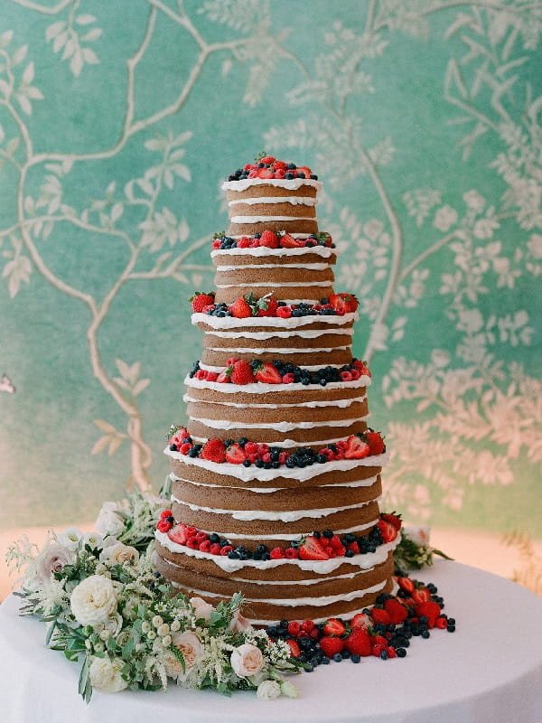 Bánh cưới trần (Naked Cake) mộc mạc