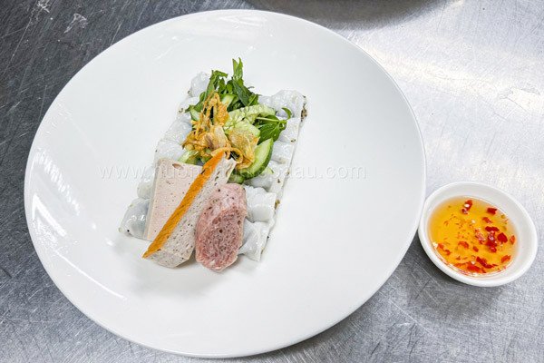 Bí Quyết Mở Quán Bánh Cuốn Nóng Thành Công Đỉnh Cao Bánh cuốn nóng chuẩn vị với nhân thịt mộc nhĩ thơm ngon, sẵn sàng phục vụ thực khách