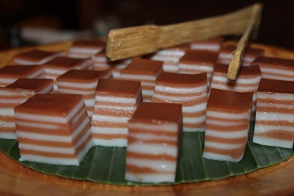 Bánh da lợn hương cà phê với các lớp màu nâu và trắng xen kẽ