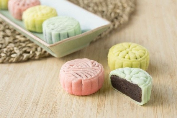 Bánh dẻo chay nhân đậu đỏ với màu sắc tươi sáng