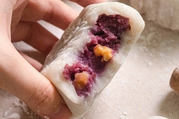 Bánh dẻo nhân khoai môn mềm mịn, màu sắc hấp dẫn